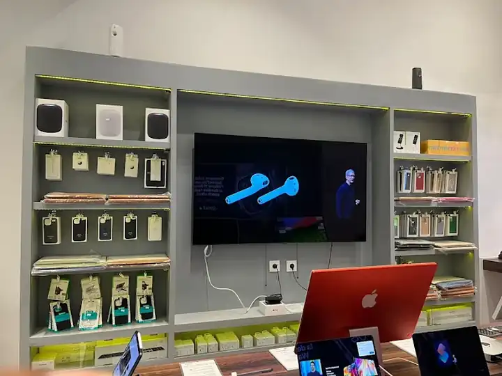 Mur d'accessoires et espace conseil de la boutique Mr Smart de CAP SUD, Abidjan