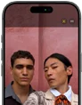 Écran de l’iPhone 17 Pro montrant la fonctionnalité Cadre centré pour les photos et comment faire un selfie d’un groupe de personnes dont le visage est mis en valeur
