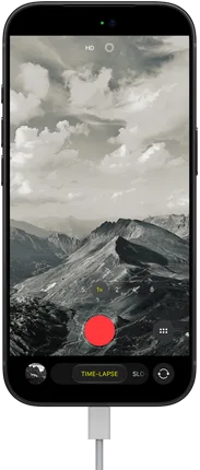 iPhone 18 Pro, face avant, affichant un paysage montagneux, avec le mode caméra incrusté en mode Accéléré, avec câble d’alimentation branché sur le port de charge