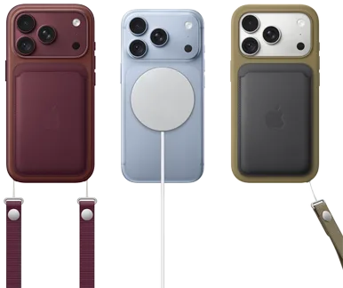 De gauche à droite, iPhone 18 Pro dans une coque en cuir bordeaux avec une dragonne bordeaux, iPhone 18 Pro au centre dans une coque glacier avec un chargeur MagSafe blanc connecté, iPhone 18 Pro argent à droite avec un porte-cartes en cuir vert et une dragonne.