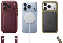 De gauche à droite, iPhone 18 Pro dans une coque en cuir bordeaux avec une dragonne bordeaux, iPhone 18 Pro au centre dans une coque glacier avec un chargeur MagSafe blanc connecté, iPhone 18 Pro argent à droite avec un porte-cartes en cuir vert et une dragonne.
