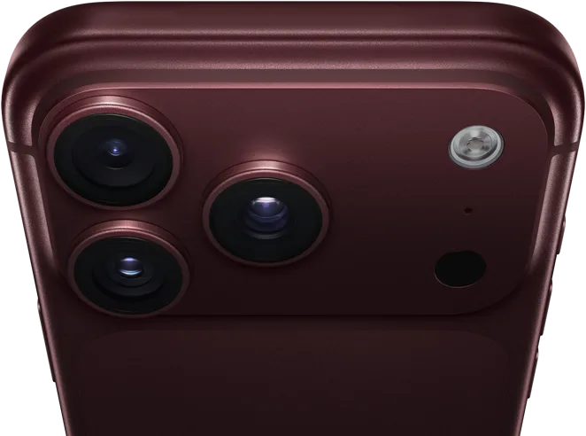 iPhone 18 Pro Max, finition bordeaux (rouge foncé), face arrière, système caméra Pro Fusion au sommet, 3 objectifs, lamelles d’ouverture variable partiellement fermées, flash, micro et scanner LiDAR, face supérieure, antenne cellulaire, côtés plats, bords arrondis