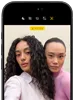 iPhone 18 Pro, noir, face avant, affichant deux modèles qui posent pour la caméra, mettant en avant la caméra avant Center Stage